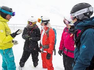 Lagebesprechung mit dem Profi bei den Snow und Safety Days im Titlis Skigebiet oberhalb von Engelberg in der Zentralschweiz Lagebesprechung mit dem Profi bei den Snow und Safety Days im Titlis Skigebiet oberhalb von Engelberg in der Zentralschweiz