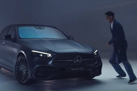 Zach King, Meister der digitalen Illusion, entdeckt in der YouTube-Präsentation von Mercedes-Benz die neue C-Klasse
