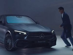 Zach King, Meister der digitalen Illusion, entdeckt in der YouTube-Präsentation von Mercedes-Benz die neue C-Klasse Zach King, Meister der digitalen Illusion, entdeckt in der YouTube-Präsentation von Mercedes-Benz die neue C-Klasse