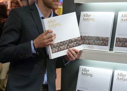 Düsseldorf, Dezember 2012. Das erste Buch von Fußball-Profi Christoph Metzelder trägt den Titel „Aller Anfang“. Es portraitiert den Beginn großer Karrieren von Persönlichkeiten aus den Bereichen Musik, Film und natürlich dem Sport.