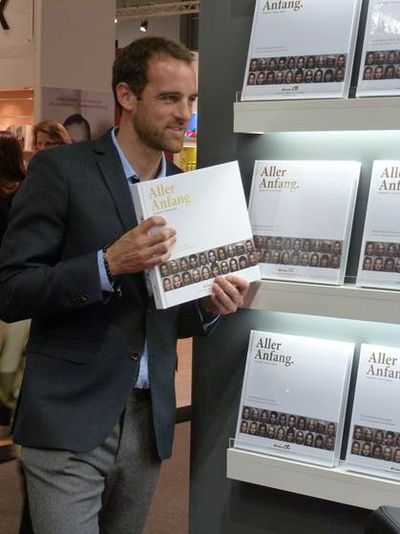 Düsseldorf, Dezember 2012. Das erste Buch von Fußball-Profi Christoph Metzelder trägt den Titel „Aller Anfang“. Es portraitiert den Beginn großer Karrieren von Persönlichkeiten aus den Bereichen Musik, Film und natürlich dem Sport.