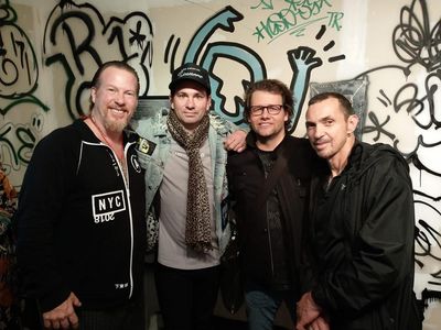Gregory de la Haba, Danny Minnick, Dirk Geuer, Al Diaz bei der Eroeffnung der Ausstellung von Al Diaz SAMO in Basquiats ehemaligem Atelier in New York