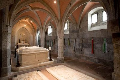 Der Sarkophag von Erzherzog Johann und seiner Gattin befindet sich in der Gruft-Kapelle des Mausoleums in Schenna/Suedtirol