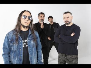System Of A Down protestiert mit Musik gegen die Bombenangriffe gegen die Zivilbevoelkerung in Arzach