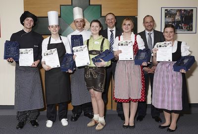 Junge Köche und Köchinnen parieren, filettieren, legieren und montieren voller Eifer. Gleichzeitig kreieren die angehenden Hotelfachkräfte Cocktails und inszenieren die zum Menü passende, stilvolle Tischeindeckung. Zu erleben war dieses gastronomische Highlight der Nachwuchskräfte beim VEGA Pokal Süd, der im Frühjahr zum siebten Mal stattfand. Austragungsort war die Berufsschule Bad Wörishofen.