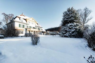 Fernab von Hektik bietet das Schlossgut Oberambach in Oberbayern den passenden Rahmen fuer eine besinnliche Weihnachtsfeier mit Familie oder Kollegen