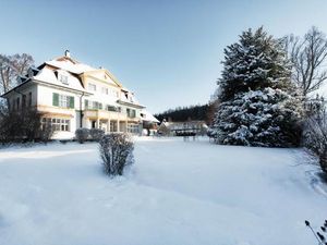 Fernab von Hektik bietet das Schlossgut Oberambach in Oberbayern den passenden Rahmen fuer eine besinnliche Weihnachtsfeier mit Familie oder Kollegen Fernab von Hektik bietet das Schlossgut Oberambach in Oberbayern den passenden Rahmen fuer eine besinnliche Weihnachtsfeier mit Familie oder Kollegen