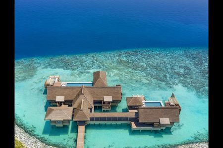 Ungestoert ziehen sich Gaeste des Waldorf Astoria Maldives Ithaafushi auf den drei resorteigenen Inseln oder in ihrer privaten, luxurioes ausgestatteten Poolvilla zurueck