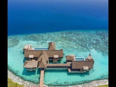 Ungestoert ziehen sich Gaeste des Waldorf Astoria Maldives Ithaafushi auf den drei resorteigenen Inseln oder in ihrer privaten, luxurioes ausgestatteten Poolvilla zurueck