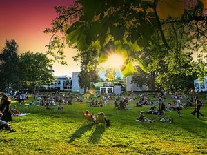 An elf Standorten sorgen Lautsprecher für ein beeindruckendes Surround-Erlebnis An elf Standorten sorgen Lautsprecher für ein beeindruckendes Surround-Erlebnis