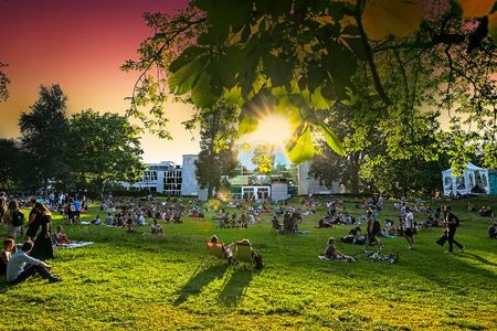 An elf Standorten sorgen Lautsprecher für ein beeindruckendes Surround-Erlebnis