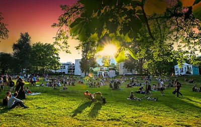 An elf Standorten sorgen Lautsprecher für ein beeindruckendes Surround-Erlebnis