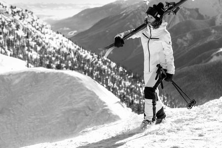 Inspiriert von den 50er Jahren und zugleich modern interpretiert, praesentiert sich die PEAK PERFORMANCE Skiwear diese Saison mit einer noch schlankeren Silhouette