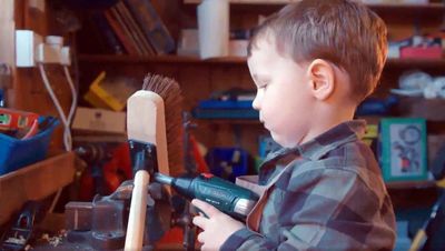 Ein Zweijähriger ist der Star eines Weihnachtsspots auf Twitter teilte Hafod Hardware den Werbeclip