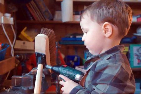 Ein Zweijähriger ist der Star eines Weihnachtsspots auf Twitter teilte Hafod Hardware den Werbeclip