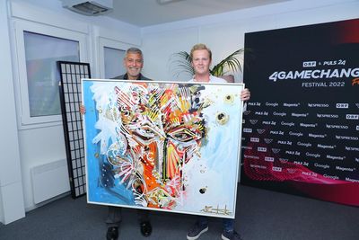 George Clooney und Leon Löwentraut mit dem Gemälde Freedom