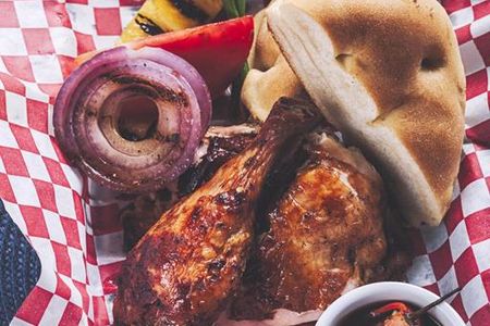 Das wohl berühmteste und beliebteste Jerk-Gericht ist Jerk Chicken