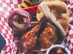 Das wohl berühmteste und beliebteste Jerk-Gericht ist Jerk Chicken Das wohl berühmteste und beliebteste Jerk-Gericht ist Jerk Chicken