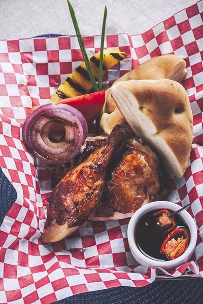 Das wohl berühmteste und beliebteste Jerk-Gericht ist Jerk Chicken
