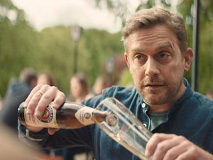 "Gaaanz langsam" schenkt Bezzel das Weißbier ein. Denn der Biergarten ist für ihn ein Ort der Entschleunigung "Gaaanz langsam" schenkt Bezzel das Weißbier ein. Denn der Biergarten ist für ihn ein Ort der Entschleunigung
