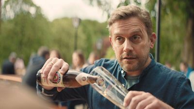 "Gaaanz langsam" schenkt Bezzel das Weißbier ein. Denn der Biergarten ist für ihn ein Ort der Entschleunigung