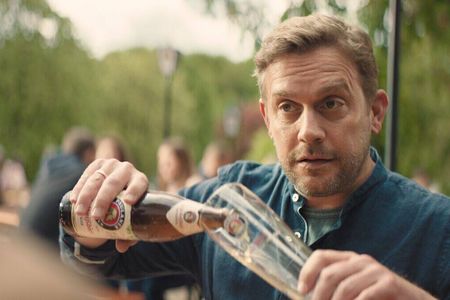 "Gaaanz langsam" schenkt Bezzel das Weißbier ein. Denn der Biergarten ist für ihn ein Ort der Entschleunigung