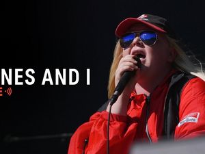 2018 reiste Tones And I  ins Surf Mekka Byron Bay um ihr Glueck als Straßenmusikerin zu probieren