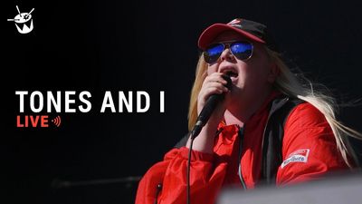 2018 reiste Tones And I  ins Surf Mekka Byron Bay um ihr Glueck als Straßenmusikerin zu probieren