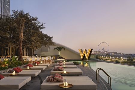 Der Ausblick vom Infinity Pool des „W Dubai – Mina Seyahi“ wurde von der BLINK Design Group als Erweiterung des Meeres konzipiert