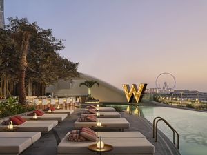 Der Ausblick vom Infinity Pool des „W Dubai – Mina Seyahi“ wurde von der BLINK Design Group als Erweiterung des Meeres konzipiert Der Ausblick vom Infinity Pool des „W Dubai – Mina Seyahi“ wurde von der BLINK Design Group als Erweiterung des Meeres konzipiert