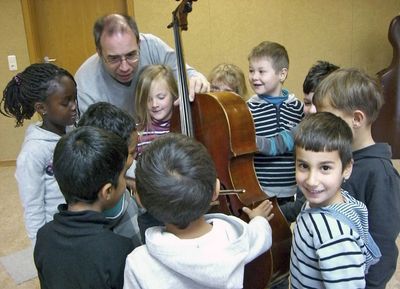 Eine Melodie, eine Musik, ein perfekter Klang: die Musikpädagogik weiß um die Bedeutung musikalischer Erfahrung schon im frühesten Kindesalter. Das Kita-Projekt des hr-Sinfonieorchesters „Orchestermusiker spielen in Kinderzentren“ zieht praktische Konsequenzen aus den Erkenntnissen und startet ein Pilotprojekt in Deutschland.