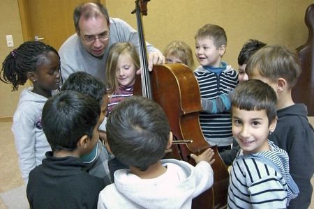 Eine Melodie, eine Musik, ein perfekter Klang: die Musikpädagogik weiß um die Bedeutung musikalischer Erfahrung schon im frühesten Kindesalter. Das Kita-Projekt des hr-Sinfonieorchesters „Orchestermusiker spielen in Kinderzentren“ zieht praktische Konsequenzen aus den Erkenntnissen und startet ein Pilotprojekt in Deutschland.