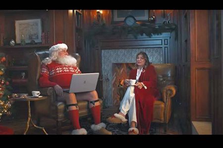 US-Comedian Steve Carell in der Rolle des Weihnachtsmanns im Homeoffice