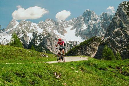 Die als moderat beschriebene Selfguided-Tour Biken in Slowenien führt Hauser-Reisende in zehn Tagen auf meist asphaltierten Wegen von den Julischen Alpen bis zur slowenischen Mittelmeerküste