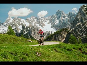 Die als moderat beschriebene Selfguided-Tour Biken in Slowenien führt Hauser-Reisende in zehn Tagen auf meist asphaltierten Wegen von den Julischen Alpen bis zur slowenischen Mittelmeerküste Die als moderat beschriebene Selfguided-Tour Biken in Slowenien führt Hauser-Reisende in zehn Tagen auf meist asphaltierten Wegen von den Julischen Alpen bis zur slowenischen Mittelmeerküste