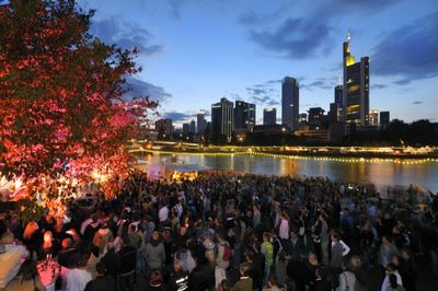 Das Museumsuferfest zaehlt zu einem der groeßten und spektakulaersten Kunst- und Kulturfestivals Europas