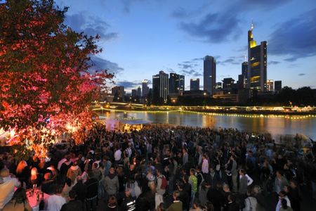 Das Museumsuferfest zaehlt zu einem der groeßten und spektakulaersten Kunst- und Kulturfestivals Europas