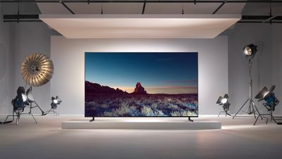 XXL-Gerät. Samsung-Fernseher Q900 mit einer Bildschirmdiagonale von 85 Zoll, ca. 2,20 Meter kosten 5000 bis 15000 Euro