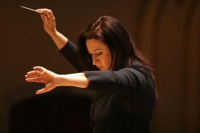 Simone Young gibt Silvesterkonzert in Hamburg