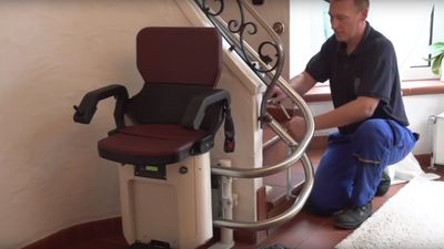 Treppen zum Atelier oder zur Werkstätte sind für die alternden Beine ein zu großes Hindernis