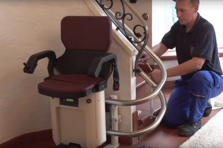 Treppen zum Atelier oder zur Werkstätte sind für die alternden Beine ein zu großes Hindernis