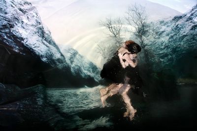 Die Fotografien von Susanna Majuri gleichen Filmstills, die aus einem Maerchenfilm oder einem Thriller stammen koennten