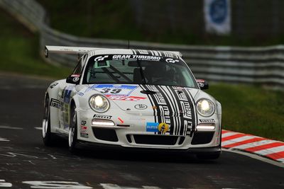 Im Zeittraining der schnellsten 40 Fahrzeuge die beiden McLaren MP4-12C GT3 und der Porsche 997 GT3 Cup
