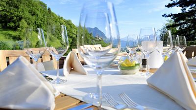 Essen und Trinken Fuerstlich geniessen Liechtenstein Weinglaeser