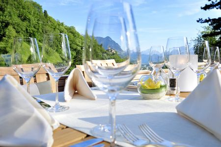 Essen und Trinken Fuerstlich geniessen Liechtenstein Weinglaeser