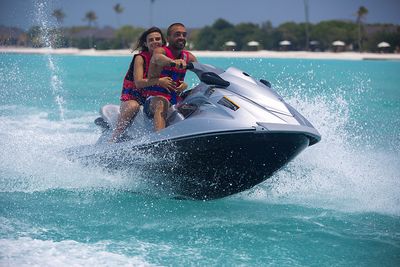 Reisen Atmosphere Kanifushi Paar auf Jet Ski