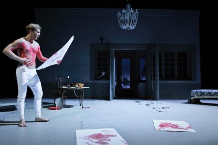 Liane Bednarz. Darum ist es riskant, Tragoedien, die zu Klassikern wurden, zu komoedisieren, sie also mit Klamauk, Witzen, Kalauern und Slapstick anzureichern.