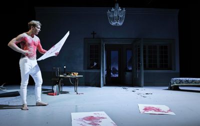 Liane Bednarz. Darum ist es riskant, Tragoedien, die zu Klassikern wurden, zu komoedisieren, sie also mit Klamauk, Witzen, Kalauern und Slapstick anzureichern.