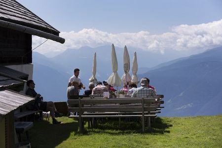Die weite Fernsicht ueber den Meraner Talkessel haben beinah alle Huetten und Wanderungen am Hirzer oberhalb von Schenna