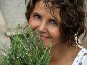 Priska Weger vom Oberhaslerhof in Schenna, seit Jahren Mitglied der Marke Roter Hahn, hat erst kuerzlich ein Buch über Kraeuter veroeffentlicht Priska Weger vom Oberhaslerhof in Schenna, seit Jahren Mitglied der Marke Roter Hahn, hat erst kuerzlich ein Buch über Kraeuter veroeffentlicht